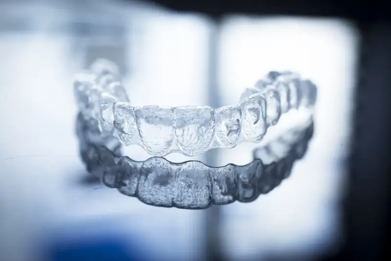 Czy można pić w nakładkach Invisalign?