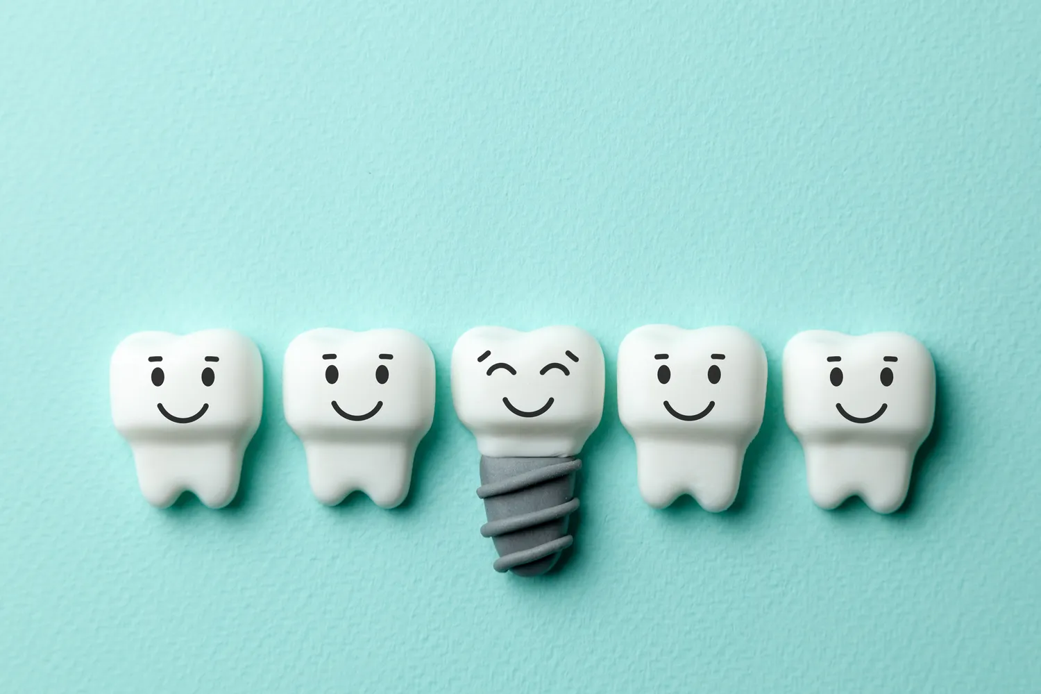 Stomatolog implantologiczny pomaga odbudować uzębienie